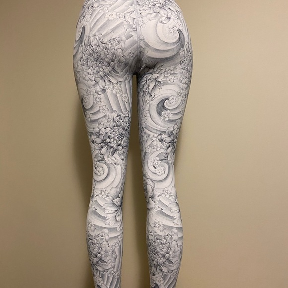 Lululemon Wunder Unders RARE! - Picture 3 of 6